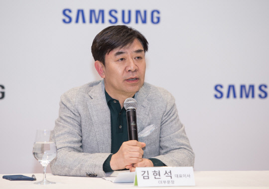 김현석 삼성전자 CE부문 대표이사 사장이 7일(현지시간) 미국 라스베이거스 아리아호텔에서 가진 'CES 2019' 기자간담회에서 초대형 스크린 시대를 주도할 8K TV 시장을 확대하겠다고 말하고 있다. <삼성전자 제공>